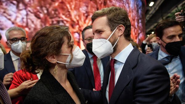 La presidenta de la Comunidad de Madrid, Isabel Díaz Ayuso, y el presidente del Parido Popular, Pablo Casado, se encuentran en su visita a Fitur  - Sputnik Mundo