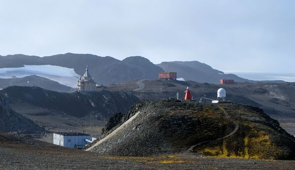 El 22 de febrero de 1968 la expedición antártica soviética instaló la estación polar Bellingshausen en la parte occidental de la Antártida. La isla King-George, que forma parte del grupo de las Islas Shetland del Sur, fue elegida para la estación. La estación rusa se construyó en apenas un mes y desde febrero de 1968 nunca ha estado vacía. Así se convirtió en uno de los lugares más concurridos cerca del Polo Sur. Desde 2015, emplea a ocho personas durante todo el año y a cinco especialistas por temporada. - Sputnik Mundo