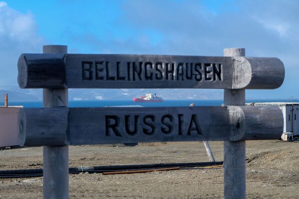 El lugar de la estación no fue elegido por casualidad. La isla King-George tiene un clima suave a diferencia de la estación antártica de Vostok, donde las condiciones son casi cósmicas y las temperaturas descienden por debajo de los -80 °C. En la estación de Bellingshausen las temperaturas rara vez bajan de -7°C en el mes más frío y suben hasta +1°C en el más cálido. - Sputnik Mundo