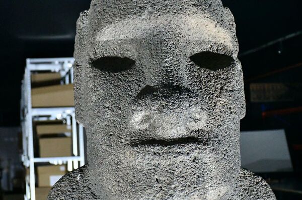 Un primer plano de la escultura monolítica moai Tau - Sputnik Mundo