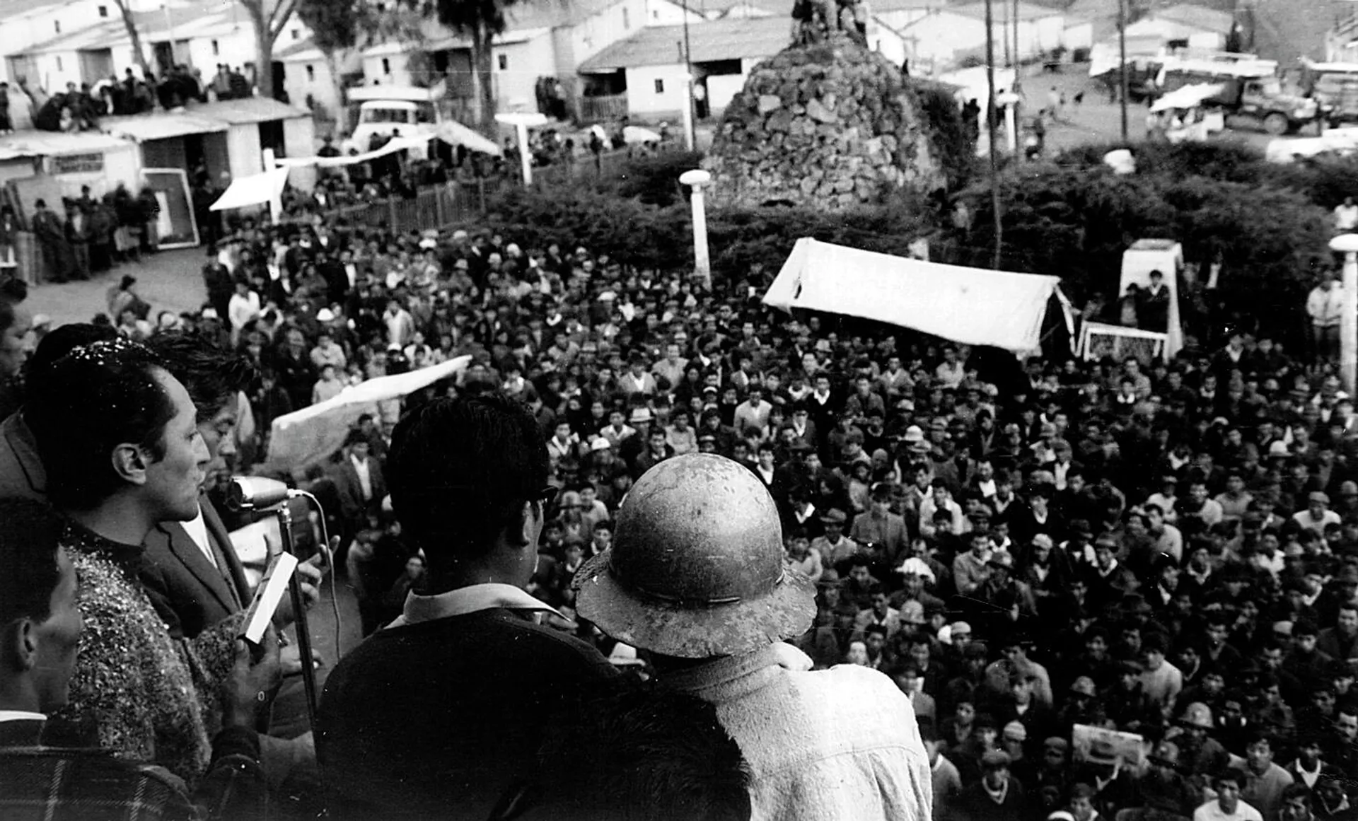 Acto de celebración de la nacionalización del petróleo en un centro minero en 1969 Acto de celebración de la nacionalización del petróleo en un centro minero en 1969 - Sputnik Mundo, 1920, 22.02.2022