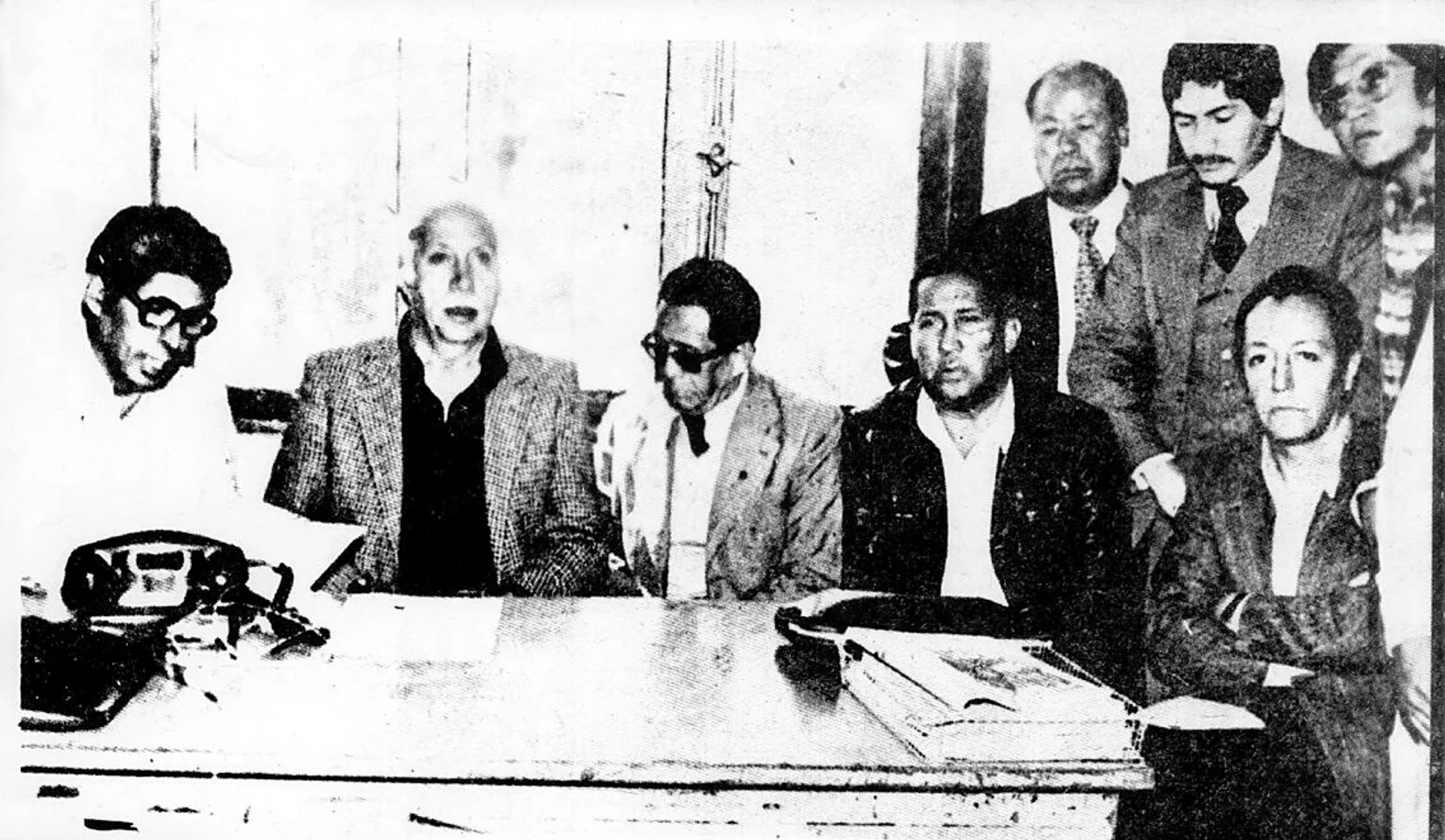 Última fotografía en la que aparece Marcelo Quiroga Santa Cruz junto a dirigentes sindicales y políticos en la Central Obrera Boliviana (COB). Minutos después, un comando militar asaltó la COB, hirió a Quiroga y mató a Carlos Flores y Gualberto Vega Última fotografía en la que aparece Marcelo Quiroga Santa Cruz junto a dirigentes sindicales y políticos en la Central Obrera Boliviana (COB). Minutos después, un comando militar asaltó la COB, hirió a Quiroga y mató a Carlos Flores y Gualberto Vega - Sputnik Mundo, 1920, 22.02.2022