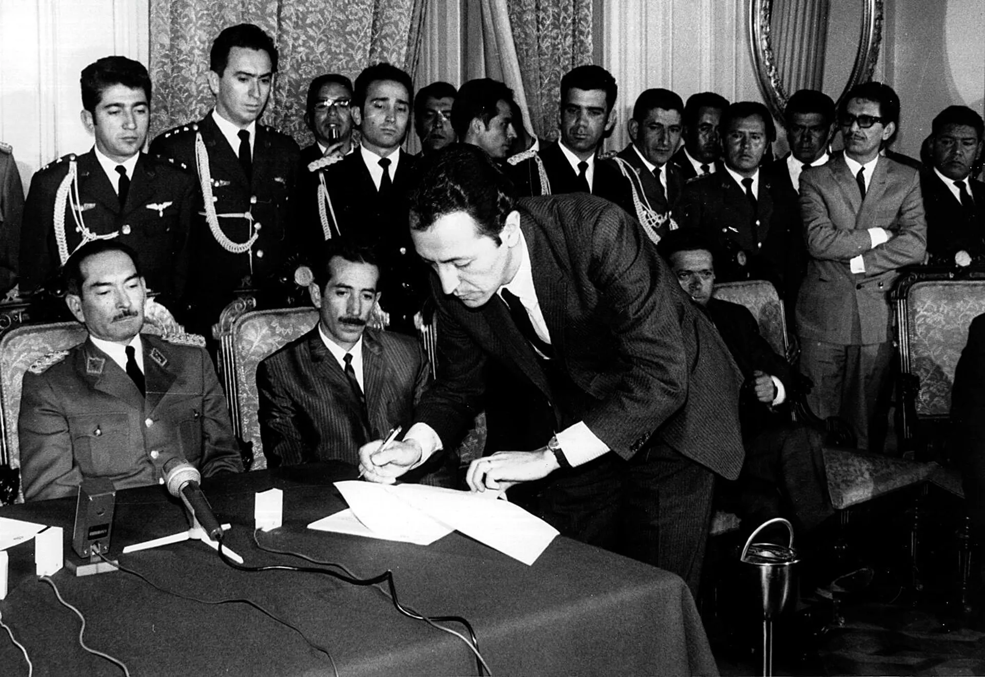 Firma del decreto de nacionalización de la Gulf Oil Company el 17 de octubre de 1969 durante el gobierno del general Alfredo Ovando Firma del decreto de nacionalización de la Gulf Oil Company el 17 de octubre de 1969 durante el gobierno del general Alfredo Ovando - Sputnik Mundo, 1920, 22.02.2022