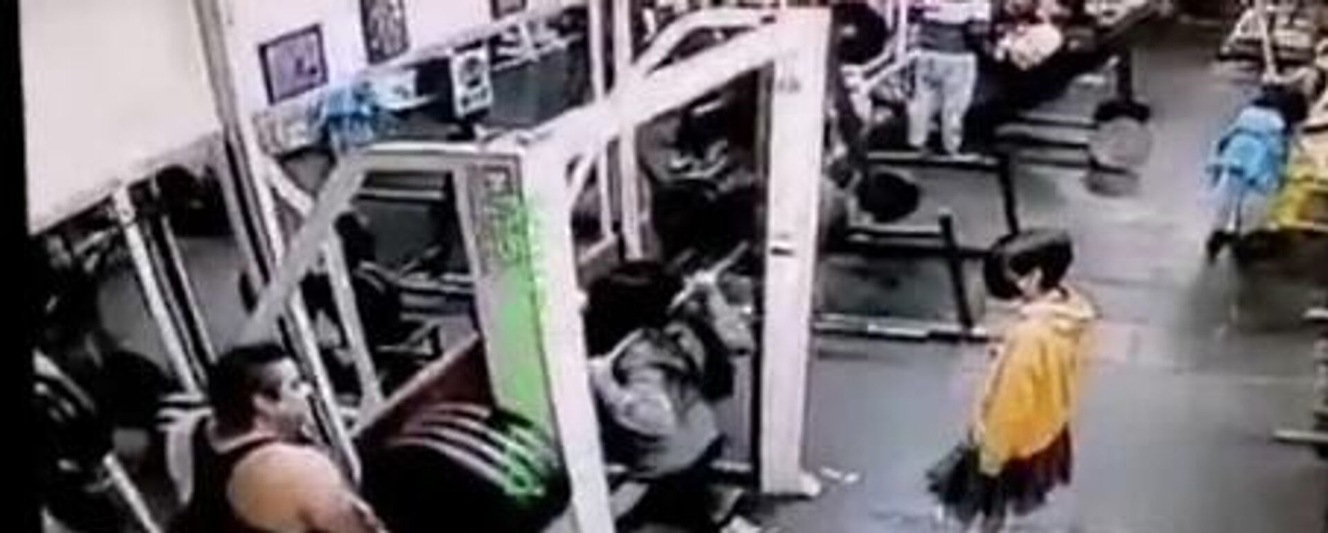 Mujer carga una pesa en un gimnasio de la Ciudad de México antes de morir - Sputnik Mundo, 1920, 23.02.2022