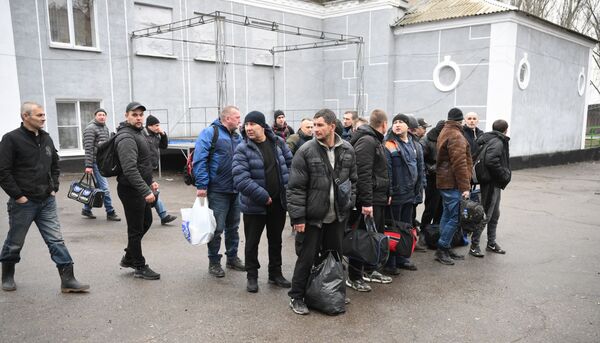 La movilización obligatoria en ambas Repúblicas secomplementócon la movilización voluntaria para los hombres mayores de 55 años.En la foto: un punto demovilización de la Repúblicade Donetsk. - Sputnik Mundo