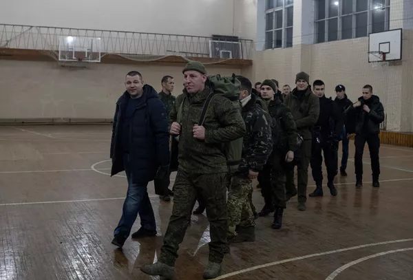 La noche del 18 de febrero se anuncióla movilización general en las Repúblicas populares de Donetsk y Lugansk. Mientras las mujeres y los niños son evacuados a Rusia, se instóa los hombres a inscribirse en la oficina de reclutamiento militar y estar preparados para defender su patria.En la foto: Varios reclutas en un punto de movilización en Lugansk. La noche del 18 de febrero se anuncióla movilización general en las Repúblicas populares de Donetsk y Lugansk. Mientras las mujeres y los niños son evacuados a Rusia, se instóa los hombres a inscribirse en la oficina de reclutamiento militar y estar preparados para defender su patria.En la foto: Varios reclutas en un punto de movilización en Lugansk. - Sputnik Mundo
