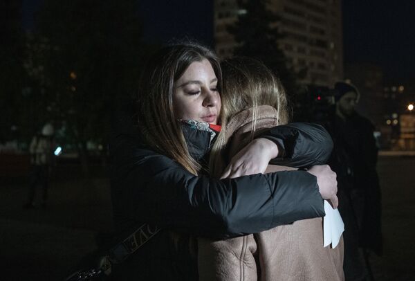 Los hombres de entre 18 y 55 años que están en la reserva, es decir, que ya han cumplido el servicio militar, son llamados a la movilización en la República Popular de Donetsk. En la República Popular de Lugansk también se llama a filas a quienes no han prestado el servicio militar.En la foto: dos mujeres se abrazan en un gesto de consuelo en la entrada de un punto de movilización en Lugansk. - Sputnik Mundo