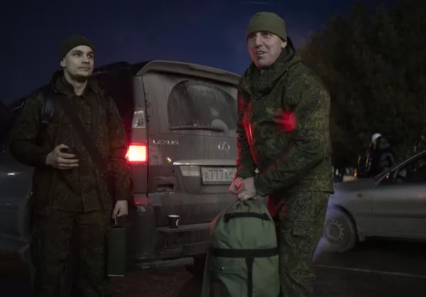Dos hombres en un punto de movilización de Lugansk. Dos hombres en un punto de movilización de Lugansk. - Sputnik Mundo