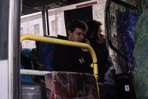 El líder de la República de Donetsk, Denís Pushilin, denuncióque las tropas ucranianas estánbombardeando zonas pobladas de la República con diversos tipos de armas y pidióa todos los hombres defender a sus familias, a sus hijos, esposas y madres.En la foto: Los hombres reclutados suben a los autobuses en un punto de movilización en Lugansk. El líder de la República de Donetsk, Denís Pushilin, denuncióque las tropas ucranianas estánbombardeando zonas pobladas de la República con diversos tipos de armas y pidióa todos los hombres defender a sus familias, a sus hijos, esposas y madres.En la foto: Los hombres reclutados suben a los autobuses en un punto de movilización en Lugansk. - Sputnik Mundo