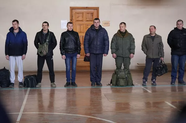 Varios hombres en un punto de movilización de Lugansk. Varios hombres en un punto de movilización de Lugansk. - Sputnik Mundo