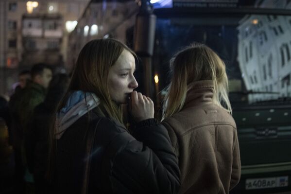 La situación en las Repúblicas de Donetsk y Luganskse agravóel 17 de febrero, cuando se registraron decenas de bombardeos del Ejército ucraniano.En la foto: dos mujeres en la entrada de un punto de movilización de Lugansk. - Sputnik Mundo