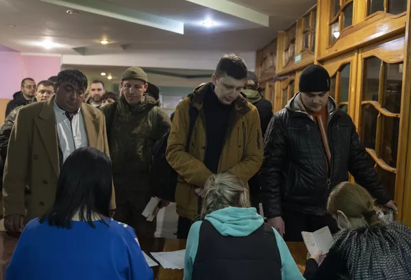 Asíse registra a los hombres durante la movilización general en un punto habilitado en Lugansk. Asíse registra a los hombres durante la movilización general en un punto habilitado en Lugansk. - Sputnik Mundo
