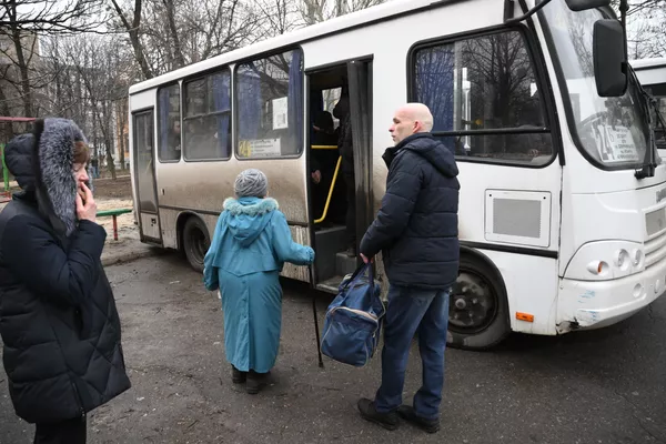 El 24 de febrero, el presidente ruso Vladímir Putin anuncióla decisión de llevar a cabo una operación especial de desmilitarización de Ucrania para resguardar la vida de la población civil en las Repúblicas de Donetsk y Lugansk, ubicadas en la región de Donbás. Esta decisión fue tomada tras lapetición de ayudamilitar que hicieron los líderes Donetsk y Luganska Rusia.En la foto: un autobús en un punto de movilización en Donetsk. El 24 de febrero, el presidente ruso Vladímir Putin anuncióla decisión de llevar a cabo una operación especial de desmilitarización de Ucrania para resguardar la vida de la población civil en las Repúblicas de Donetsk y Lugansk, ubicadas en la región de Donbás. Esta decisión fue tomada tras lapetición de ayudamilitar que hicieron los líderes Donetsk y Luganska Rusia.En la foto: un autobús en un punto de movilización en Donetsk. - Sputnik Mundo