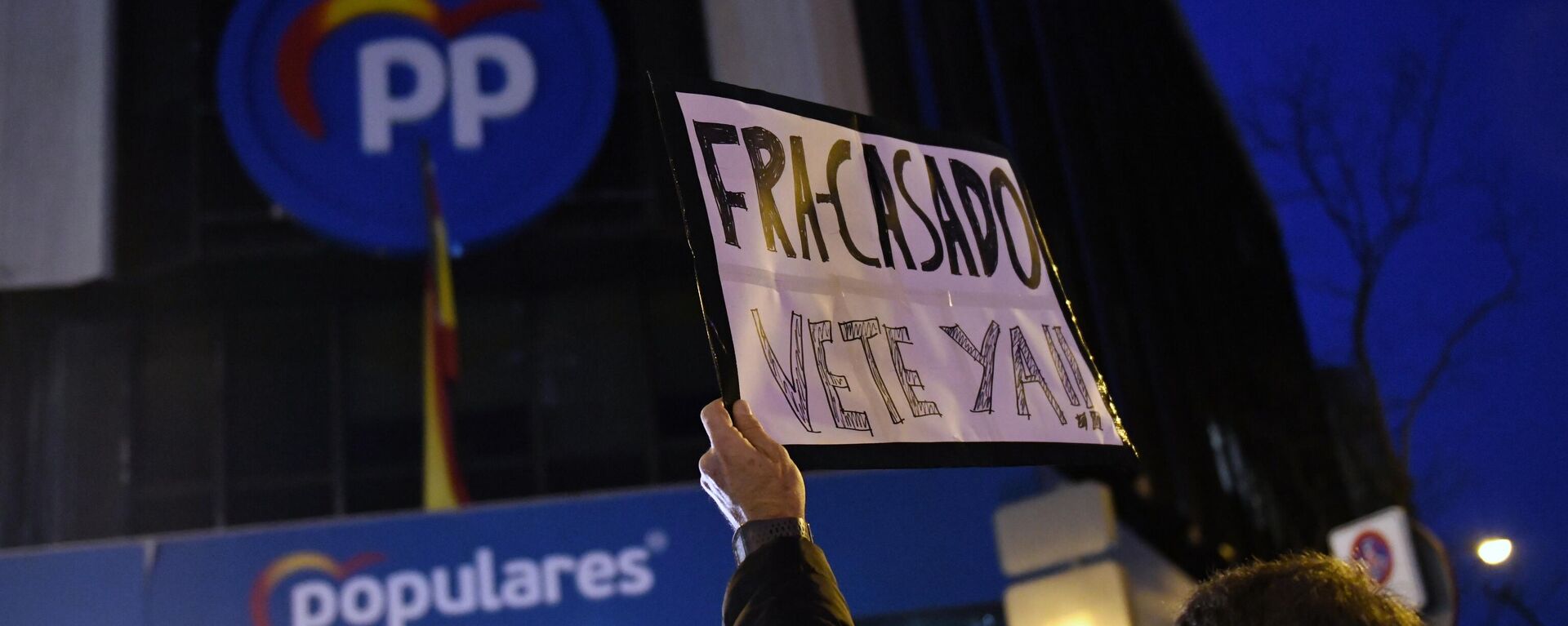 Un hombre sostiene un cartel en referencia a Pablo Casado - Sputnik Mundo, 1920, 24.02.2022