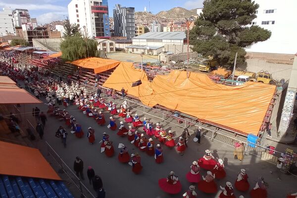 Mujeres indígenas hicieron flamear sus amplias polleras a lo largo de cuatro kilómetros de recorrido por la ciudad de Oruro - Sputnik Mundo