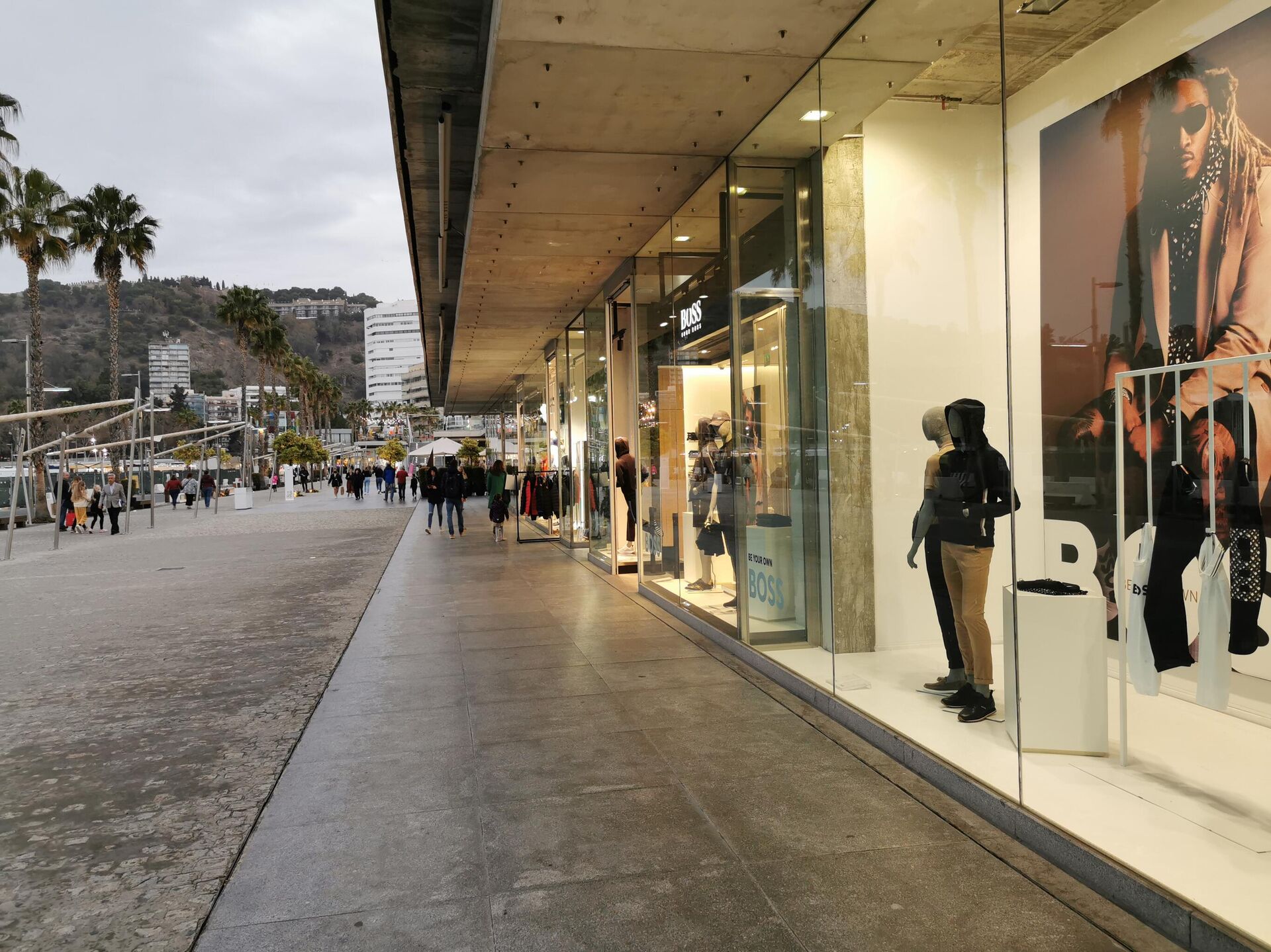 Transeúntes en el paseo del Muelle Uno (Málaga) - Sputnik Mundo, 1920, 25.02.2022