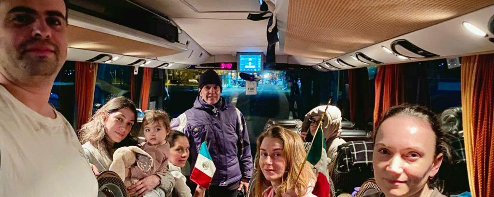 Familias mexicanas llegaron a Rumanía desde Ucrania con protección diplomática - Sputnik Mundo, 1920, 26.02.2022