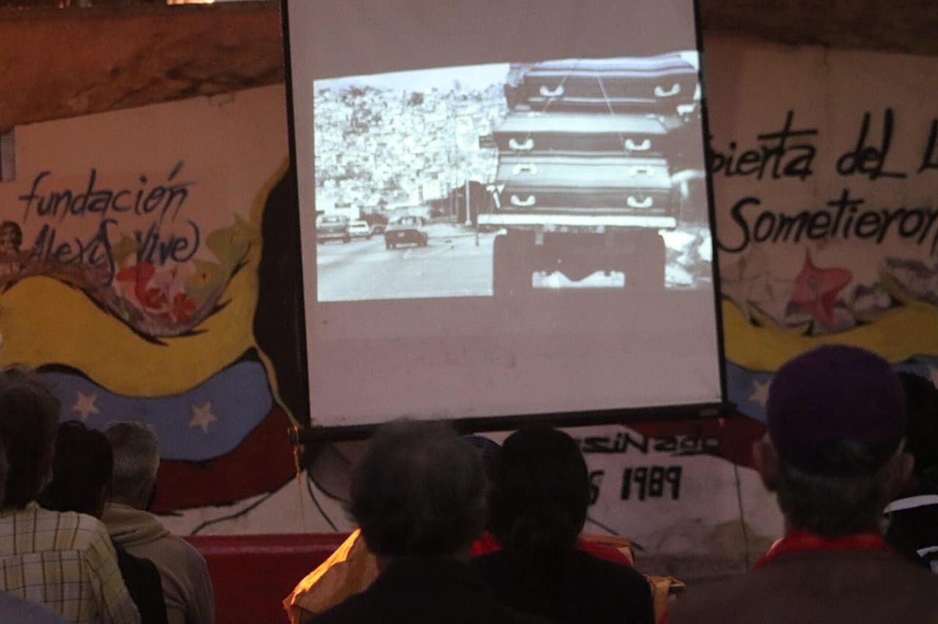 (Gentileza: La Otra TV): Militantes populares durante un video-foro sobre el “Caracazo”  - Sputnik Mundo, 1920, 27.02.2022