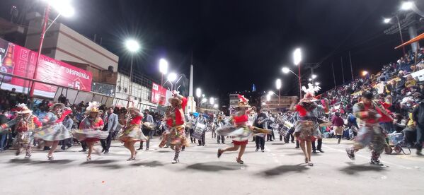 La danza del Tinku es originaria del norte de Potosí. En sus vigorosos pasos simulan una pelea.  - Sputnik Mundo