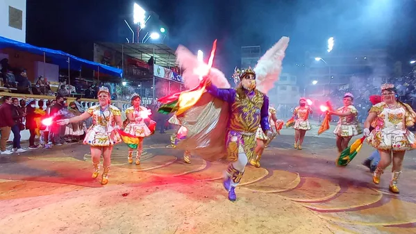 La danza de la Diablada es una de las preferidas por las y los asistentes al carnaval de Oruro. Liderados por el Arcángel San Miguel, diablos y diablas bailan al son de un ritmo frenético, que exigen un gran estado físico en quien interprete al jefe de los ángeles. La danza de la Diablada es una de las preferidas por las y los asistentes al carnaval de Oruro. Liderados por el Arcángel San Miguel, diablos y diablas bailan al son de un ritmo frenético, que exigen un gran estado físico en quien interprete al jefe de los ángeles. - Sputnik Mundo