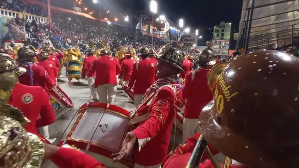 La banda Intercontinental Poopó es una de las más destacadas del carnaval de Oruro. Fundada en 1964, actualmente la integran más de 220 músicos. La banda Intercontinental Poopó es una de las más destacadas del carnaval de Oruro. Fundada en 1964, actualmente la integran más de 220 músicos. - Sputnik Mundo