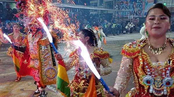Las bengalas y fuegos artificiales sumaban belleza al espectáculo. Las bengalas y fuegos artificiales sumaban belleza al espectáculo. - Sputnik Mundo