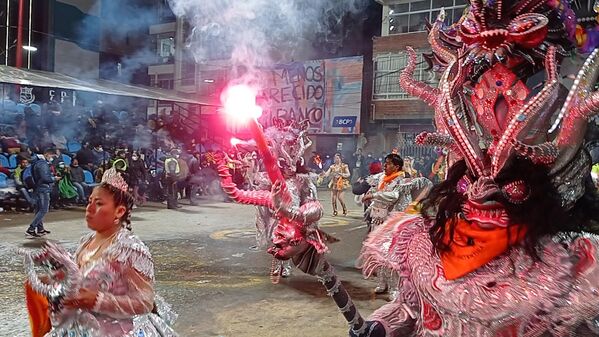 Al final de su recorrido, las y los bailarines —también los músicos— daban lo mejor de sí para movilizar a los espectadores.  - Sputnik Mundo