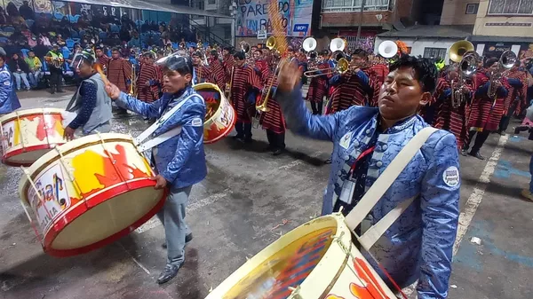 Diablos, combates rituales y estallido de colores en el carnaval de Oruro Diablos, combates rituales y estallido de colores en el carnaval de Oruro