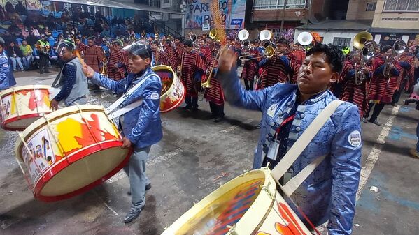 Las bandas con trompetas, trombones, tambores y platillos, entre otros instrumentos, mantuvieron a miles de asistentes al carnaval bailando y cantando hasta el amanecer. - Sputnik Mundo