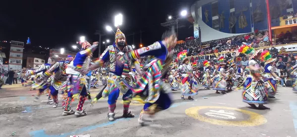 El Tinku, que en quechua significa "encuentro", hace referencia a la fiesta que todos los años se realiza en la localidad potosina de Macha. Allí, los comunarios se enfrentan a golpes para fecundizar los suelos con su sangre y, así, obtener buenas cosechas. El Tinku, que en quechua significa "encuentro", hace referencia a la fiesta que todos los años se realiza en la localidad potosina de Macha. Allí, los comunarios se enfrentan a golpes para fecundizar los suelos con su sangre y, así, obtener buenas cosechas. - Sputnik Mundo