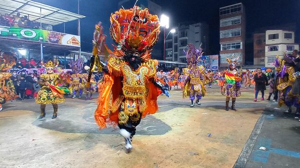 Un diablo de la Diablada. La belleza de los trajes del carnaval reside en gran medida en lo elaborados de sus diseños. Cada uno puede rondar los 1.000 dólares, que en parte dan sustento al gremio de costureros de Oruro. - Sputnik Mundo