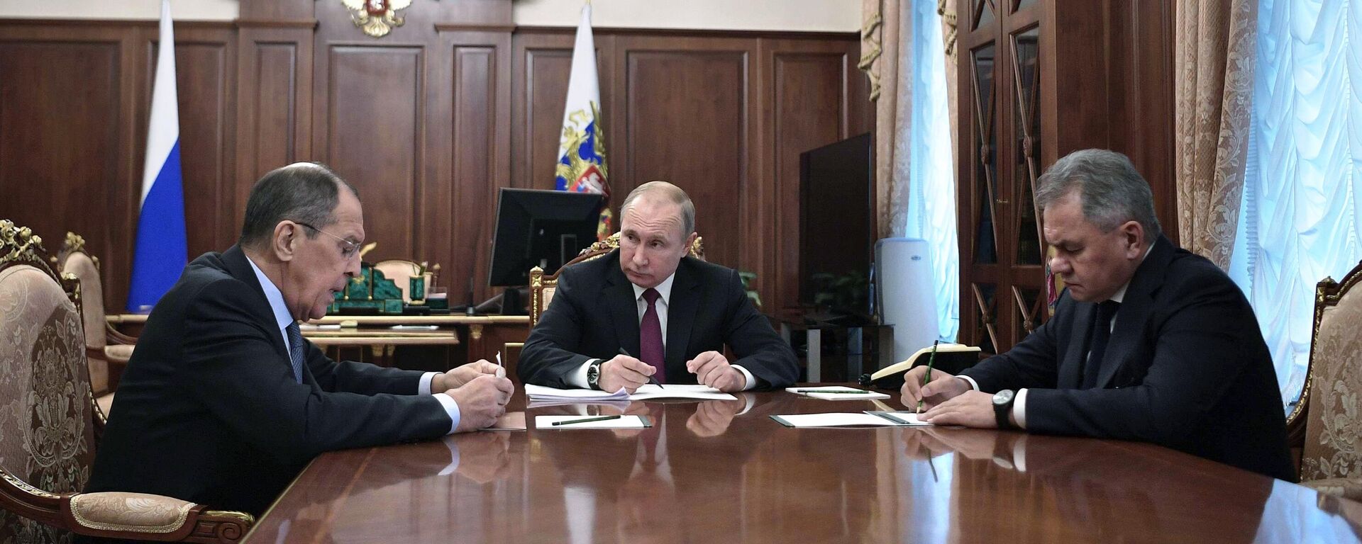 Ministro de Asunto Exteriores de Rusia, Serguéi Lavrov, presidente de Rusia, Vladímir Putin, y ministro de Defensa de Rusia, Serguéi Shoigú - Sputnik Mundo, 1920, 01.03.2022