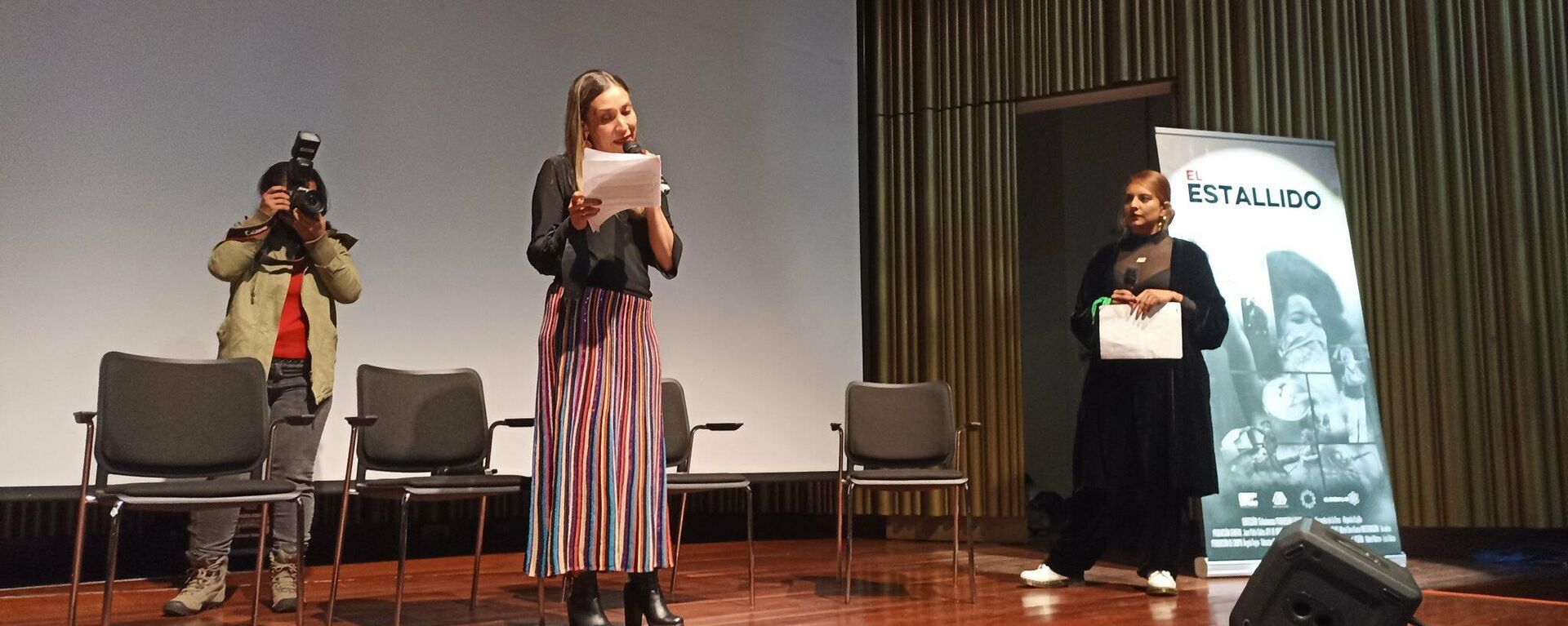 Alejandra Trujillo, directora de proyectos Fescol (izq.) y Juliana Hernández, directora de Artemisas, durante el lanzamiento del documental 'El Estallido' - Sputnik Mundo, 1920, 02.03.2022