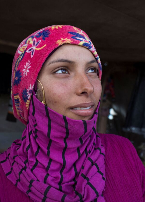Desde su antigua patria en el interior de la Península Arábiga, los beduinos se han extendido durante mucho tiempo por todo Oriente Medio. Son simpáticos, físicamente aptos y, en general, amables con los desconocidos porque su tradición ha sido durante mucho tiempo ayudar a los viajeros. En la foto: una joven beduina llamada Laila en un campamento. - Sputnik Mundo