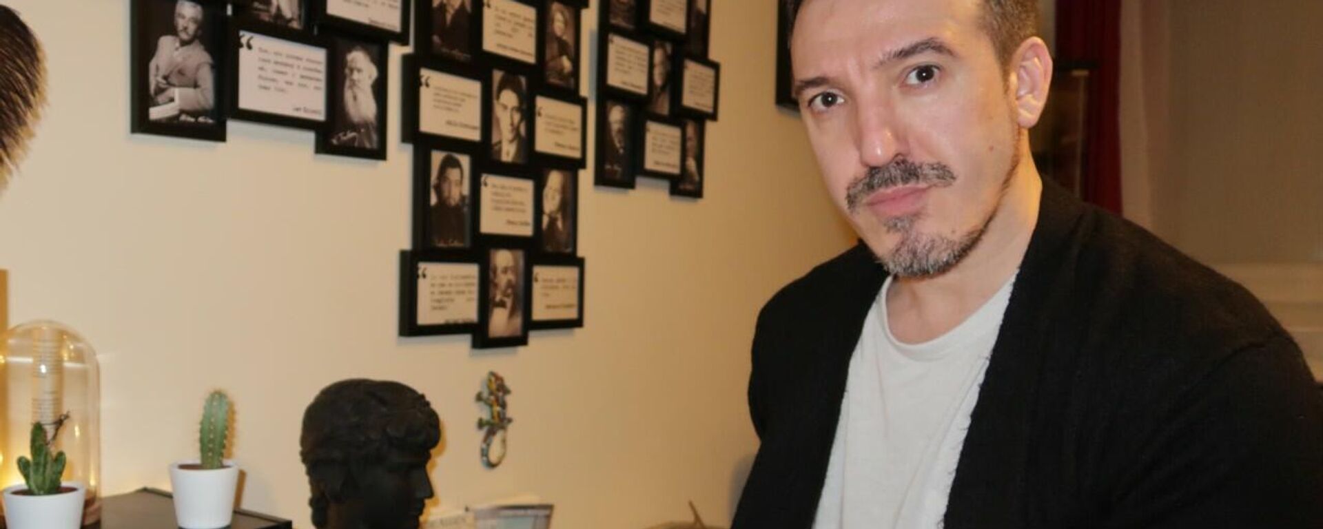 Jonatan Bosque, autor de varios libros y primer ideólogo de un búnker en España Jonatan Bosque, autor de varios libros y primer ideólogo de un búnker en España - Sputnik Mundo, 1920, 02.03.2022