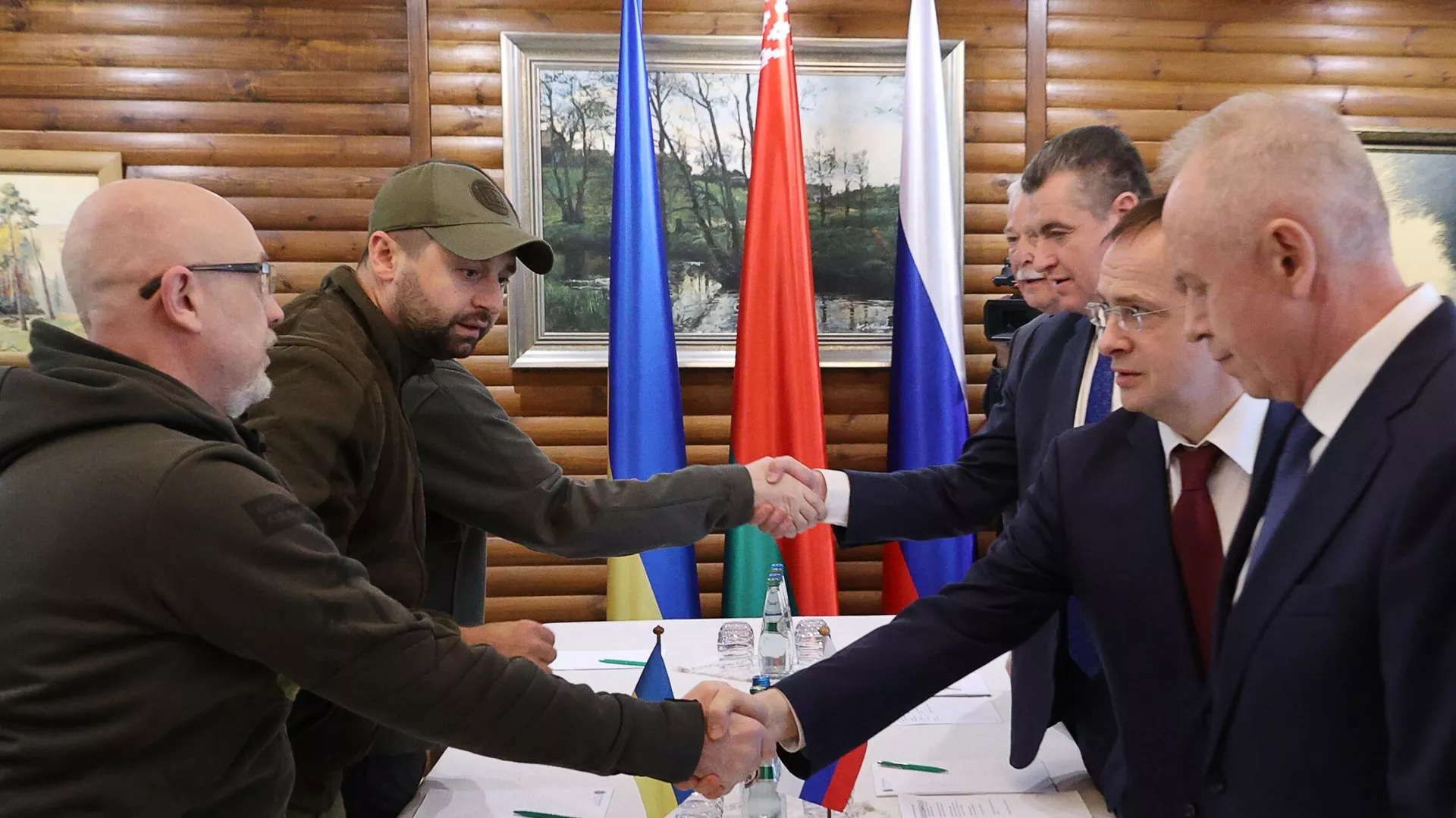 Las delegaciones de Rusia y Ucrania en las negociaciones en Bielorrusia