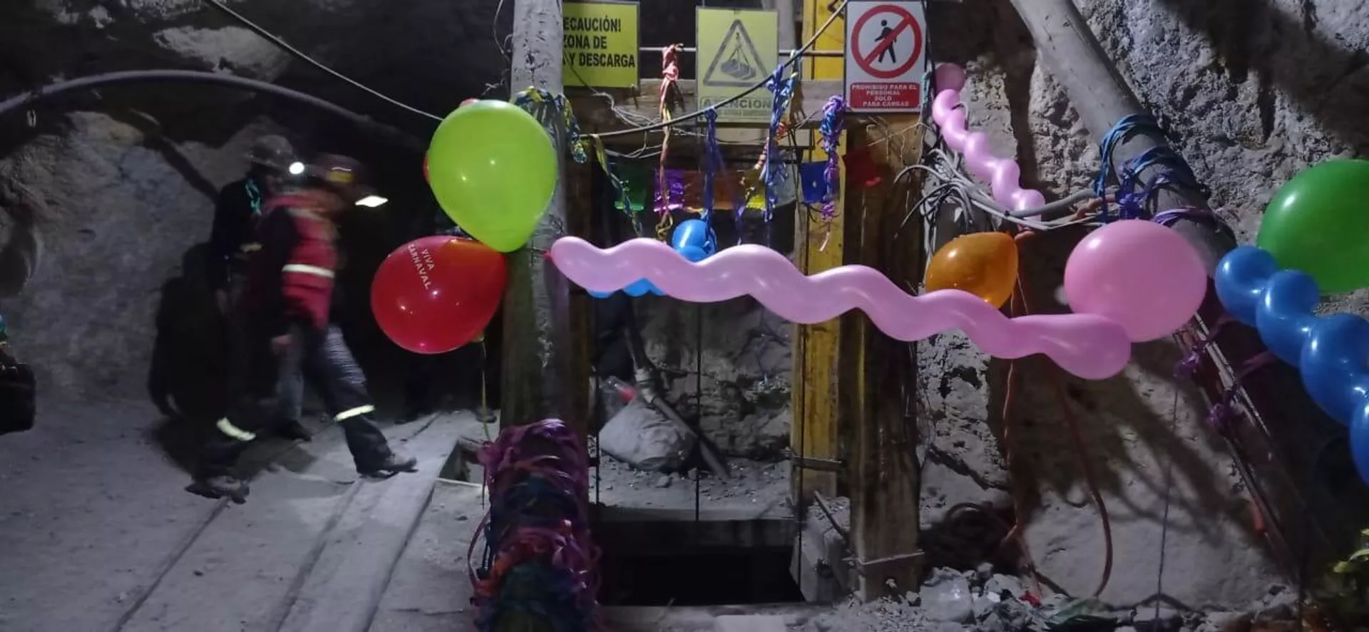 Los mineros colocan globos y serpentinas en su lugar de trabajo durante carnaval Los mineros colocan globos y serpentinas en su lugar de trabajo durante carnaval - Sputnik Mundo, 1920, 04.03.2022