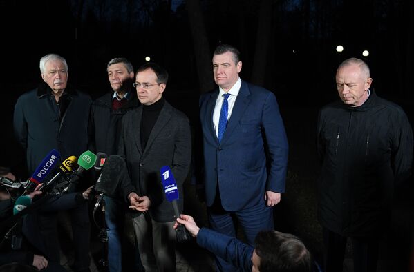 La parte rusa, al igual que en la anterior reunión celebrada el 28 de febrero en la región bielorrusa de Gomel, estaba encabezada por el asesor presidencial ruso Vladímir Medinski (en el centro de la foto). En las conversaciones participaron el diputado de la Duma Estatal Leonid Slutski, el viceministro de Asuntos Exteriores Andrei Rudenko, el viceministro de Defensa Alexander Fomin y el embajador ruso en Bielorrusia Boris Gryzlov. La parte rusa, al igual que en la anterior reunión celebrada el 28 de febrero en la región bielorrusa de Gomel, estaba encabezada por el asesor presidencial ruso Vladímir Medinski (en el centro de la foto). En las conversaciones participaron el diputado de la Duma Estatal Leonid Slutski, el viceministro de Asuntos Exteriores Andrei Rudenko, el viceministro de Defensa Alexander Fomin y el embajador ruso en Bielorrusia Boris Gryzlov. - Sputnik Mundo