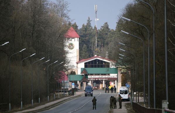 La reunión tuvo lugar en un sitio denominado "la cabaña del cazador". En la foto: La entrada al Parque Nacional de Belovezhskaya Pushcha, en Bielorrusia, donde se celebró la segunda ronda de conversaciones ruso-ucranianas. La reunión tuvo lugar en un sitio denominado "la cabaña del cazador". En la foto: La entrada al Parque Nacional de Belovezhskaya Pushcha, en Bielorrusia, donde se celebró la segunda ronda de conversaciones ruso-ucranianas. - Sputnik Mundo