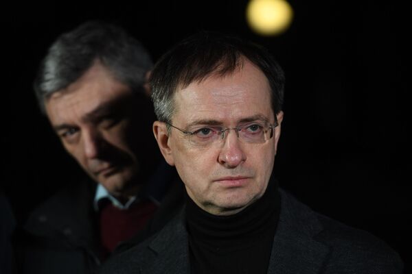 El asesor presidencial ruso Vladímir Medinski y el viceministro de Asuntos Exteriores Andrei Rudenko antes de iniciar la segunda ronda de negociaciones ruso-ucranianas en Bielorrusia. El asesor presidencial ruso Vladímir Medinski y el viceministro de Asuntos Exteriores Andrei Rudenko antes de iniciar la segunda ronda de negociaciones ruso-ucranianas en Bielorrusia. - Sputnik Mundo