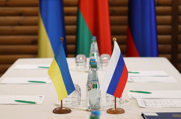 La tercera ronda de conversaciones entre Rusia y Ucrania tendrá lugar a principios de la próxima semana. En la foto: la mesa en la que se desarrollaron las conversaciones ruso-ucranianas en la región de Brest, en Bielorrusia. La tercera ronda de conversaciones entre Rusia y Ucrania tendrá lugar a principios de la próxima semana. En la foto: la mesa en la que se desarrollaron las conversaciones ruso-ucranianas en la región de Brest, en Bielorrusia. - Sputnik Mundo