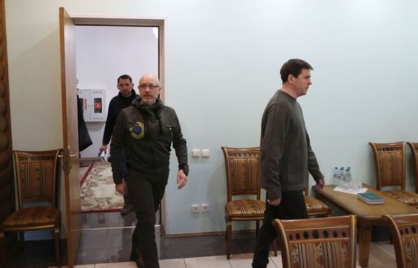 Las exigencias de la parte ucraniana fueron expuestas por el asesor del jefe de la oficina presidencial, Mijail Podoliak. Su delegación insistió en buscar un acuerdo en tres puntos: el inmediato alto el fuego, el cese de hostilidades y los corredores humanitarios para el traslado de civiles, pero estaba dispuesta a discutir también otras cuestiones. Las exigencias de la parte ucraniana fueron expuestas por el asesor del jefe de la oficina presidencial, Mijail Podoliak. Su delegación insistió en buscar un acuerdo en tres puntos: el inmediato alto el fuego, el cese de hostilidades y los corredores humanitarios para el traslado de civiles, pero estaba dispuesta a discutir también otras cuestiones. - Sputnik Mundo
