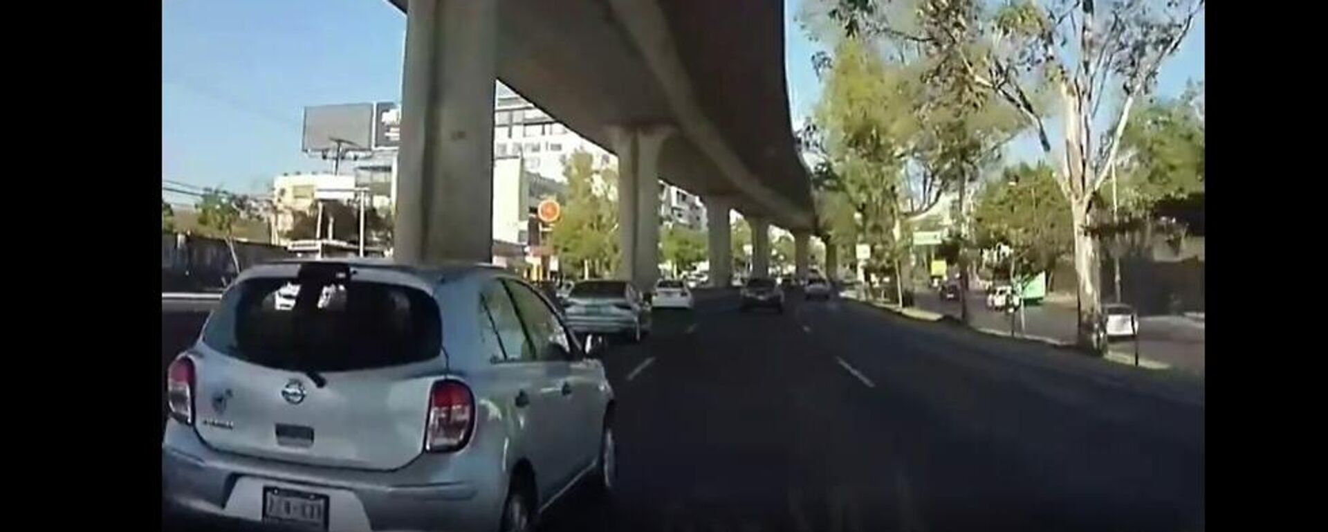 Una camioneta vuelca sobre una de las avenidas principales de la Ciudad de México - Sputnik Mundo, 1920, 04.03.2022