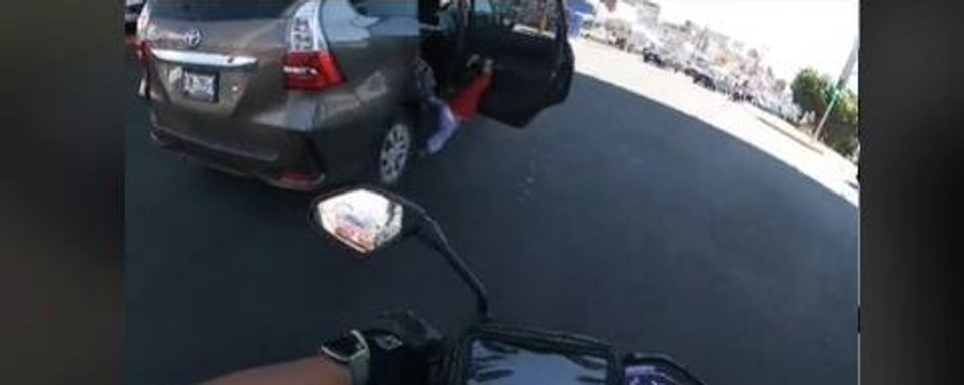 Un niño, a punto de caer de una camioneta en México - Sputnik Mundo, 1920, 07.03.2022