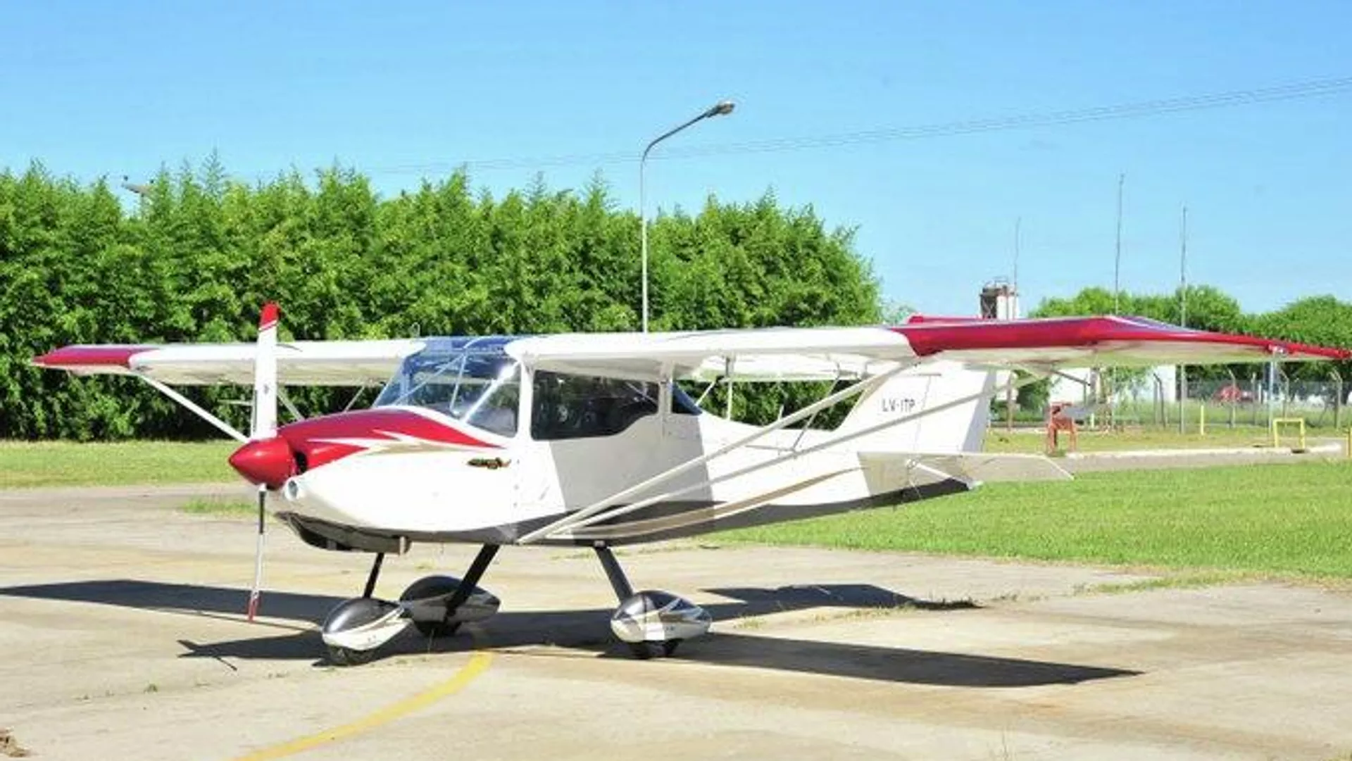 Avioneta Petrel