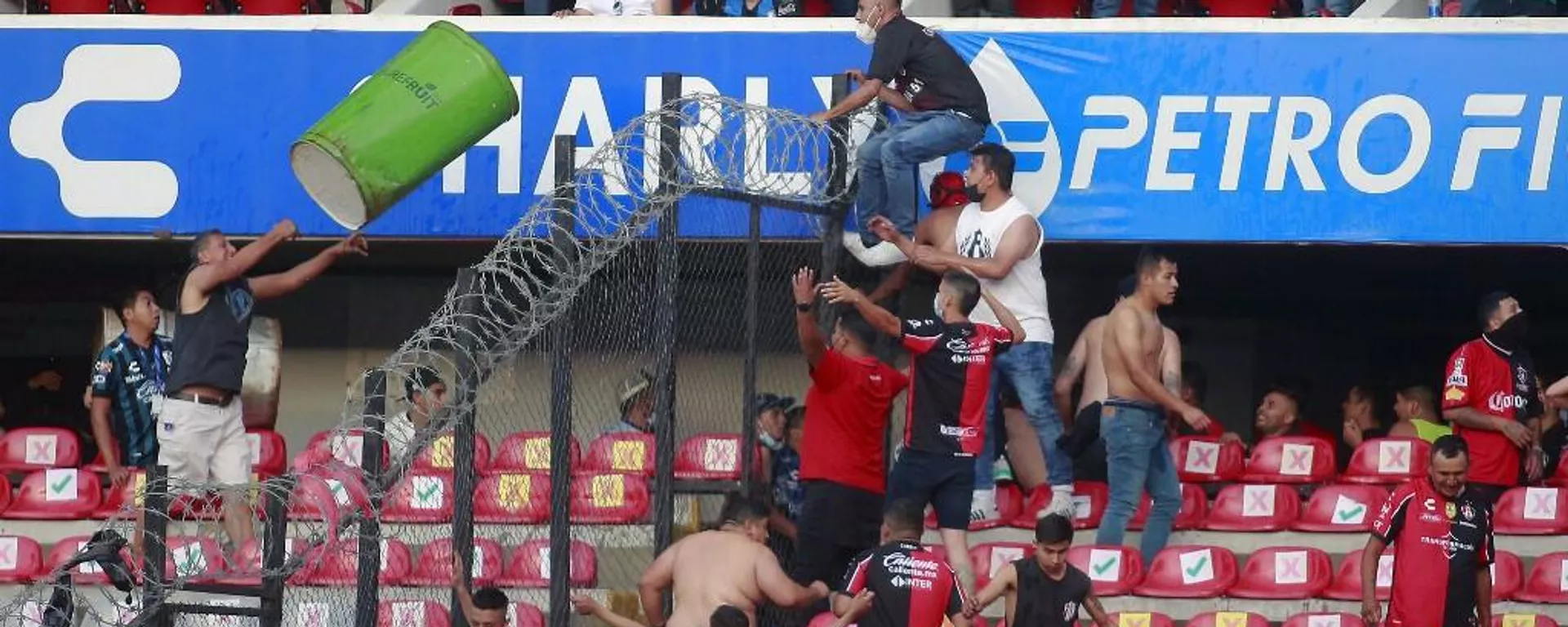 Aficionados del Querétaro y Atlas se enfrentan durante la Jornada 9 del fútbol mexicano Aficionados del Querétaro y Atlas se enfrentan durante la Jornada 9 del fútbol mexicano - Sputnik Mundo, 1920, 08.03.2022
