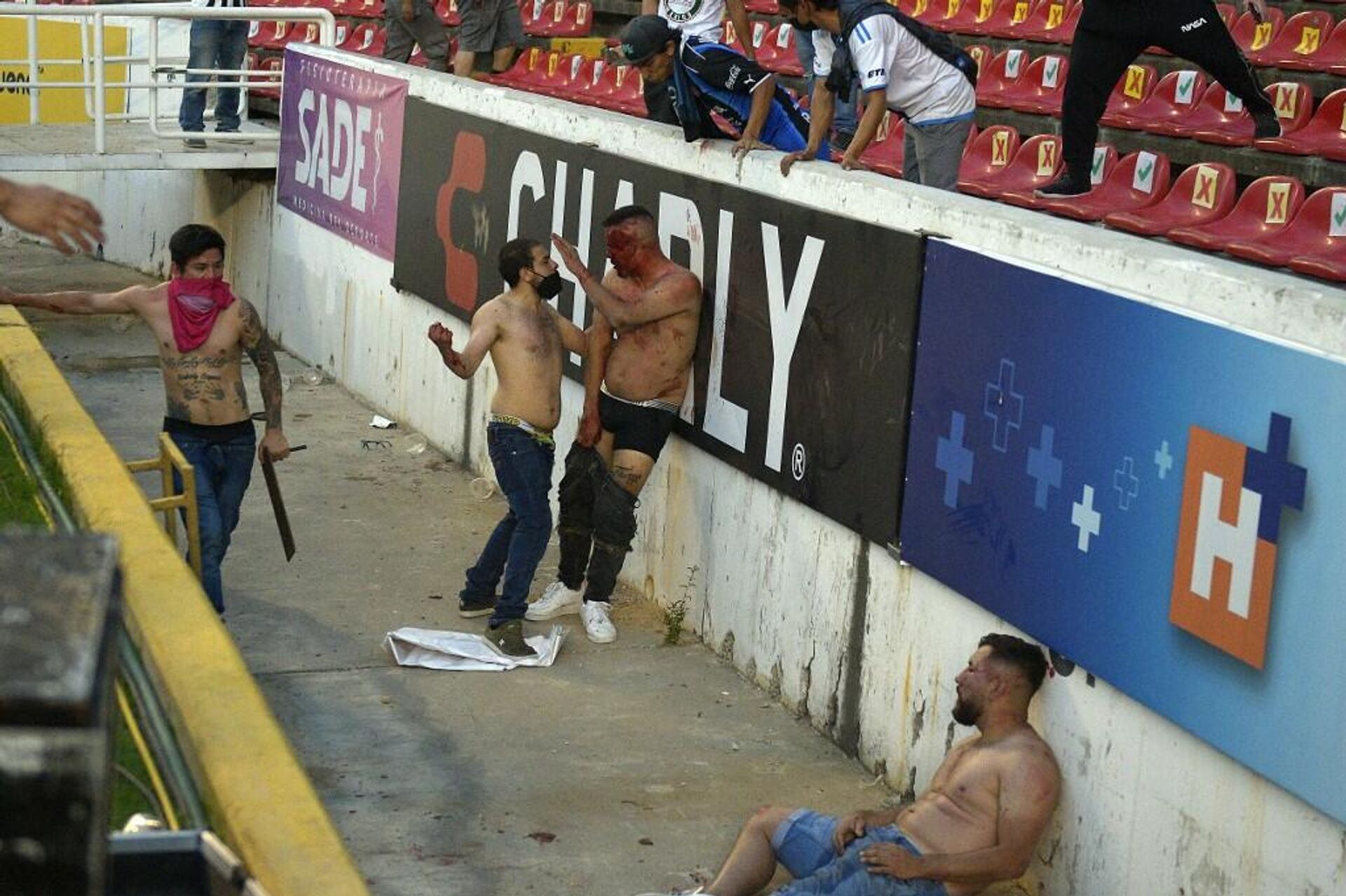 Aficionados del Atlas son golpeados brutalmente por barristas de Querétaro - Sputnik Mundo, 1920, 08.03.2022