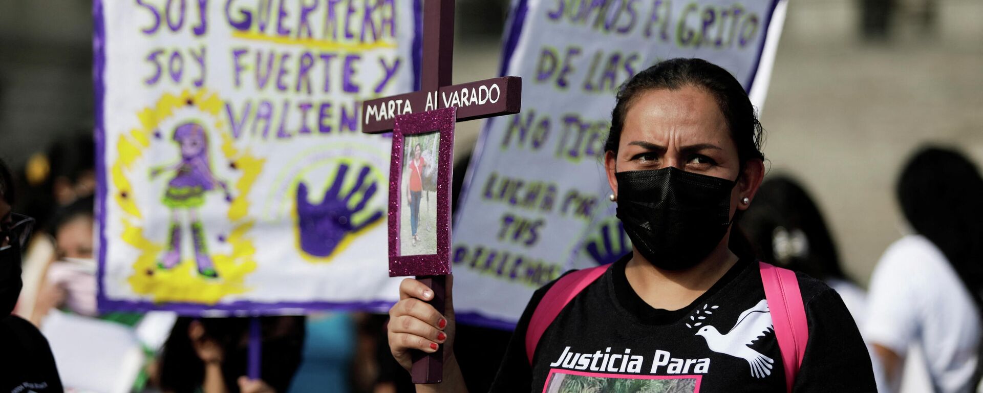 Una mujer marcha en Perú en el marco del Día Internacional de la Mujer - Sputnik Mundo, 1920, 08.03.2022