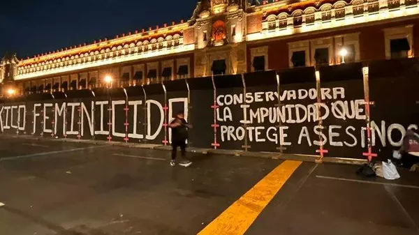 Intervención artística y manifestante en Palacio Nacional. - Sputnik Mundo