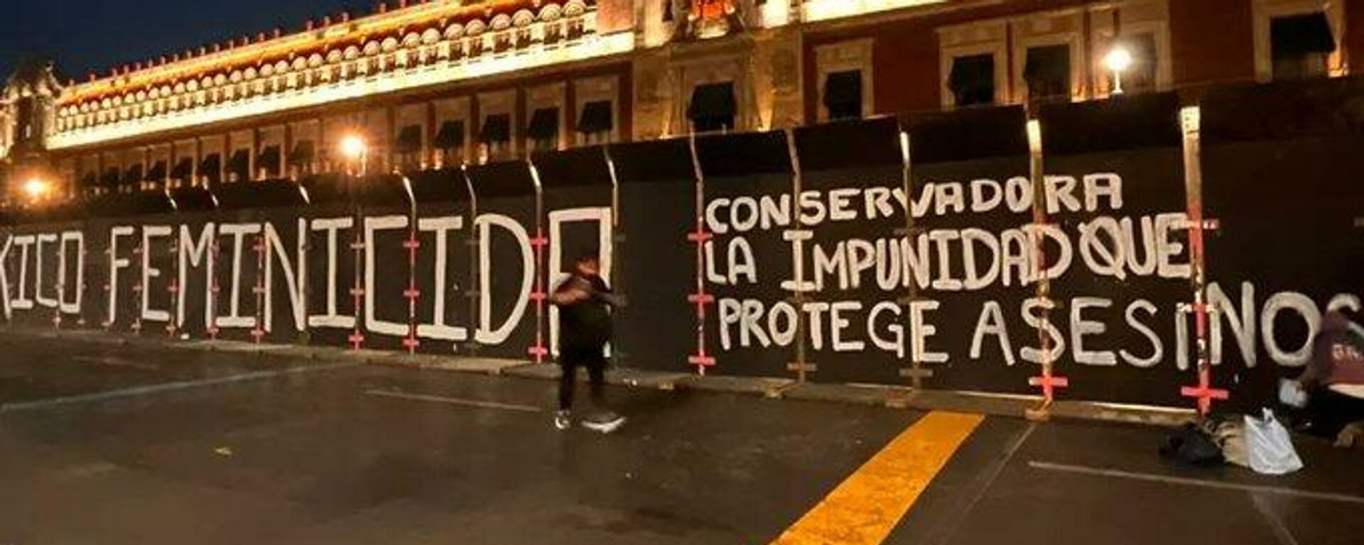 Intervención artística y manifestante en Palacio Nacional. - Sputnik Mundo, 1920, 08.03.2022